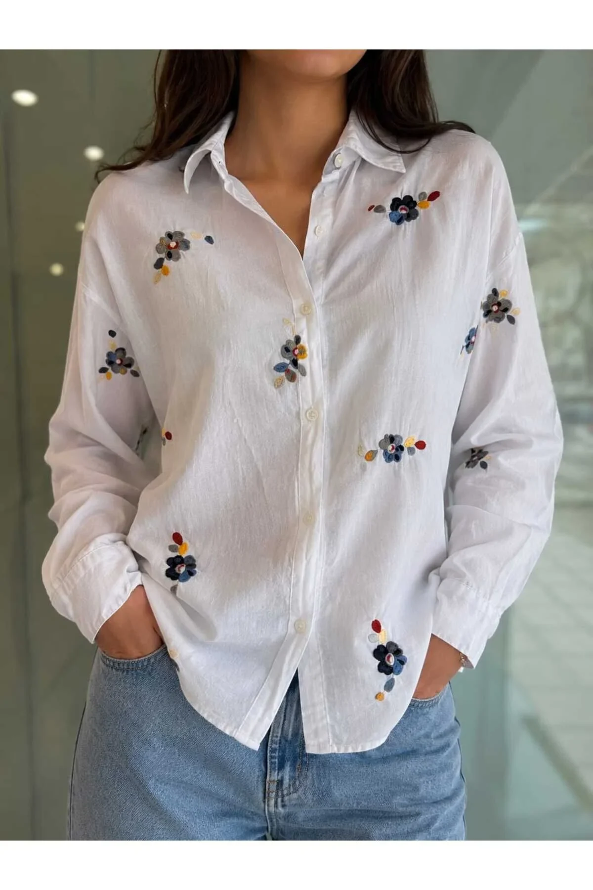 Wwomen Çiçek Nakışlı %100 Pamuk Beyaz Gömlek farklı görünüm